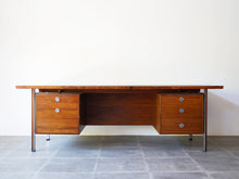画像をギャラリービューアに読み込む, フィンユール Technocrat テクノクラート ローズウッドの大きなデスク 引き出し付き Finn Juhl model960–21 Desk 北欧デザインのヴィンテージデスクの正面