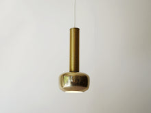 画像をギャラリービューアに読み込む, Vilhelm Lauritzen Louis Poulsen Guldpendel ヴィルヘルム ラウリッツェン ルイス ポールセン 北欧ヴィンテージ 真鍮 ラッカー ペンダントライトの点灯イメージ