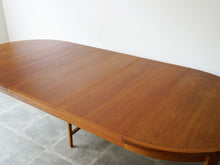 画像をギャラリービューアに読み込む, Henry Rosengren Hansen Circular teak dinning table with extra leaves ヘンリーローゼングレンハンセン 延長式のダイニングテーブル チークの丸テーブル テーブルを延長した様子 延長板を3枚使用した時