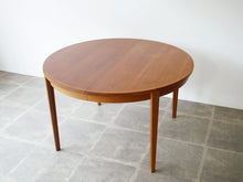 画像をギャラリービューアに読み込む, Henry Rosengren Hansen Circular teak dinning table with extra leaves ヘンリーローゼングレンハンセン 延長式のダイニングテーブル チークの丸テーブル テーブルの上から