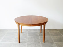 画像をギャラリービューアに読み込む, Henry Rosengren Hansen Circular teak dinning table with extra leaves ヘンリーローゼングレンハンセン 延長式のダイニングテーブル チークの丸テーブル テーブルの上から