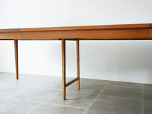 画像をギャラリービューアに読み込む, Henry Rosengren Hansen Circular teak dinning table with extra leaves ヘンリーローゼングレンハンセン 延長式のダイニングテーブル チークの丸テーブル テーブルを延長した様子 延長板を使用した時 補助脚