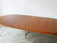 画像をギャラリービューアに読み込む, Henry Rosengren Hansen Circular teak dinning table with extra leaves ヘンリーローゼングレンハンセン 延長式のダイニングテーブル チークの丸テーブル テーブルを延長した様子 延長板を3枚使用した時