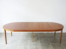 画像をギャラリービューアに読み込む, Henry Rosengren Hansen Circular teak dinning table with extra leaves ヘンリーローゼングレンハンセン 延長式のダイニングテーブル チークの丸テーブル テーブルを延長した様子 延長板を3枚使用した時