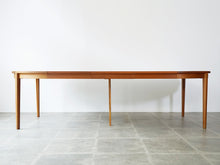 画像をギャラリービューアに読み込む, Henry Rosengren Hansen Circular teak dinning table with extra leaves ヘンリーローゼングレンハンセン 延長式のダイニングテーブル チークの丸テーブル テーブルを延長した様子 延長板を3枚使用した時