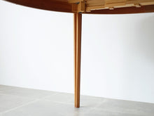 画像をギャラリービューアに読み込む, Henry Rosengren Hansen Circular teak dinning table with extra leaves ヘンリーローゼングレンハンセン 延長式のダイニングテーブル チークの丸テーブル テーブルの脚の内側