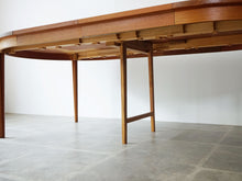 画像をギャラリービューアに読み込む, Henry Rosengren Hansen Circular teak dinning table with extra leaves ヘンリーローゼングレンハンセン 延長式のダイニングテーブル チークの丸テーブル テーブルを延長した様子 延長板を2枚使用した時 補助脚