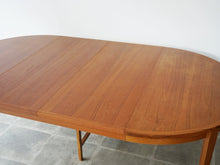 画像をギャラリービューアに読み込む, Henry Rosengren Hansen Circular teak dinning table with extra leaves ヘンリーローゼングレンハンセン 延長式のダイニングテーブル チークの丸テーブル テーブルを延長した様子 延長板を2枚使用した時