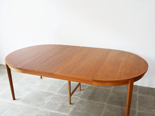 画像をギャラリービューアに読み込む, Henry Rosengren Hansen Circular teak dinning table with extra leaves ヘンリーローゼングレンハンセン 延長式のダイニングテーブル チークの丸テーブル テーブルを延長した様子 延長板を2枚使用した時