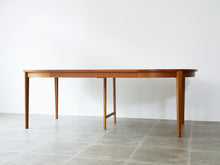 画像をギャラリービューアに読み込む, Henry Rosengren Hansen Circular teak dinning table with extra leaves ヘンリーローゼングレンハンセン 延長式のダイニングテーブル チークの丸テーブル テーブルを延長した様子 補助脚