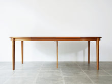 画像をギャラリービューアに読み込む, Henry Rosengren Hansen Circular teak dinning table with extra leaves ヘンリーローゼングレンハンセン 延長式のダイニングテーブル チークの丸テーブル テーブルを延長した様子 延長板を2枚使用した時