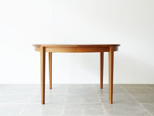 画像をギャラリービューアに読み込む, Henry Rosengren Hansen Circular teak dinning table with extra leaves ヘンリーローゼングレンハンセン 延長式のダイニングテーブル チークの丸テーブル