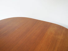 画像をギャラリービューアに読み込む, Henry Rosengren Hansen Circular teak dinning table with extra leaves ヘンリーローゼングレンハンセン 延長式のダイニングテーブル チークの丸テーブル テーブルを延長した様子 延長板も綺麗です