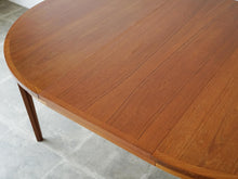 画像をギャラリービューアに読み込む, Henry Rosengren Hansen Circular teak dinning table with extra leaves ヘンリーローゼングレンハンセン 延長式のダイニングテーブル チークの丸テーブル テーブルを延長した様子延長いたもチーク