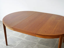 画像をギャラリービューアに読み込む, Henry Rosengren Hansen Circular teak dinning table with extra leaves ヘンリーローゼングレンハンセン 延長式のダイニングテーブル チークの丸テーブル テーブルを延長した様子 天面