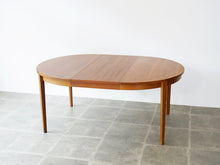 画像をギャラリービューアに読み込む, Henry Rosengren Hansen Circular teak dinning table with extra leaves ヘンリーローゼングレンハンセン 延長式のダイニングテーブル チークの丸テーブル テーブルを延長した様子を上から