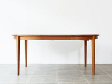 画像をギャラリービューアに読み込む, Henry Rosengren Hansen Circular teak dinning table with extra leaves ヘンリーローゼングレンハンセン 延長式のダイニングテーブル チークの丸テーブル テーブルを延長した様子