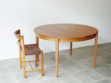 画像をギャラリービューアに読み込む, Henry Rosengren Hansen Circular teak dinning table with extra leaves ヘンリーローゼングレンハンセン 延長式のダイニングテーブル チークの丸テーブル テーブルと椅子