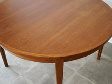 画像をギャラリービューアに読み込む, Henry Rosengren Hansen Circular teak dinning table with extra leaves ヘンリーローゼングレンハンセン 延長式のダイニングテーブル チークの丸テーブル テーブルの木目