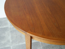 画像をギャラリービューアに読み込む, Henry Rosengren Hansen Circular teak dinning table with extra leaves ヘンリーローゼングレンハンセン 延長式のダイニングテーブル チークの丸テーブル テーブルの天面の縁飾り