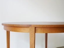 画像をギャラリービューアに読み込む, Henry Rosengren Hansen Circular teak dinning table with extra leaves ヘンリーローゼングレンハンセン 延長式のダイニングテーブル チークの丸テーブル テーブルの脚