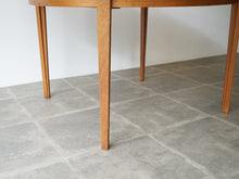 画像をギャラリービューアに読み込む, Henry Rosengren Hansen Circular teak dinning table with extra leaves ヘンリーローゼングレンハンセン 延長式のダイニングテーブル チークの丸テーブル テーブルの脚先