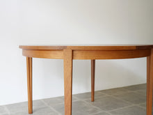 画像をギャラリービューアに読み込む, Henry Rosengren Hansen Circular teak dinning table with extra leaves ヘンリーローゼングレンハンセン 延長式のダイニングテーブル チークの丸テーブル テーブルの脚