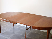 画像をギャラリービューアに読み込む, ヨルゲン・リンデ 延長式ダイニングテーブル Jørgen Linde Model FA31 Table with extension for Faarup Møbelfabrik 北欧デザインテーブル サークルテーブルを延長した様子 延長板2枚セットしている