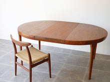 画像をギャラリービューアに読み込む, ヨルゲン・リンデ 延長式ダイニングテーブル Jørgen Linde Model FA31 Table with extension for Faarup Møbelfabrik 北欧デザインテーブル サークルテーブルを延長した様子