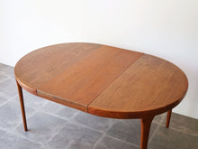 画像をギャラリービューアに読み込む, ヨルゲン・リンデ 延長式ダイニングテーブル Jørgen Linde Model FA31 Table with extension for Faarup Møbelfabrik 北欧デザインテーブル サークルテーブルを延長した様子