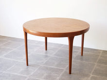 画像をギャラリービューアに読み込む, ヨルゲン・リンデ 延長式ダイニングテーブル Jørgen Linde Model FA31 Table with extension for Faarup Møbelfabrik 北欧デザインテーブル サークルテーブルの斜めから