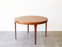 画像をギャラリービューアに読み込む, ヨルゲン・リンデ 延長式ダイニングテーブル Jørgen Linde Model FA31 Table with extension for Faarup Møbelfabrik 北欧デザインテーブル サークルテーブルの斜め上から