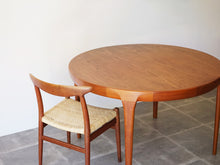 画像をギャラリービューアに読み込む, ヨルゲン・リンデ 延長式ダイニングテーブル Jørgen Linde Model FA31 Table with extension for Faarup Møbelfabrik 北欧デザインテーブル サークルテーブルとウェグナーのダイニングチェアW2