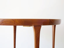 画像をギャラリービューアに読み込む, ヨルゲン・リンデ 延長式ダイニングテーブル Jørgen Linde Model FA31 Table with extension for Faarup Møbelfabrik 北欧デザインテーブル サークルテーブルの天板と一本の脚に隙間がある ガタ付きはなし
