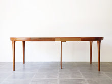 画像をギャラリービューアに読み込む, ヨルゲン・リンデ 延長式ダイニングテーブル Jørgen Linde Model FA31 Table with extension for Faarup Møbelfabrik 北欧デザインテーブル サークルテーブルを延長した様子