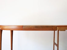画像をギャラリービューアに読み込む, ヨルゲン・リンデ 延長式ダイニングテーブル Jørgen Linde Model FA31 Table with extension for Faarup Møbelfabrik 北欧デザインテーブル サークルテーブルを延長した様子 延長板の幕板に色むらがある