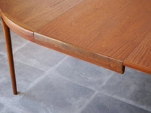 画像をギャラリービューアに読み込む, ヨルゲン・リンデ 延長式ダイニングテーブル Jørgen Linde Model FA31 Table with extension for Faarup Møbelfabrik 北欧デザインテーブル サークルテーブルを延長した様子 延長板に色むらがある