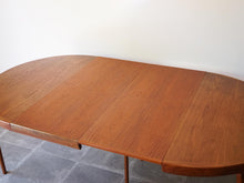 画像をギャラリービューアに読み込む, ヨルゲン・リンデ 延長式ダイニングテーブル Jørgen Linde Model FA31 Table with extension for Faarup Møbelfabrik 北欧デザインテーブル サークルテーブルを延長した様子