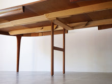 画像をギャラリービューアに読み込む, ヨルゲン・リンデ 延長式ダイニングテーブル Jørgen Linde Model FA31 Table with extension for Faarup Møbelfabrik 北欧デザインテーブル サークルテーブルを延長した様子 補助脚