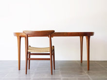 画像をギャラリービューアに読み込む, ヨルゲン・リンデ 延長式ダイニングテーブル Jørgen Linde Model FA31 Table with extension for Faarup Møbelfabrik 北欧デザインテーブル サークルテーブルを延長した様子 ウェグナーのチェアw2
