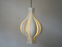 画像をギャラリービューアに読み込む, Verner Panton Onion Pendant lamp ヴェルナーパントン オニオンペンダントランプ デザイナーズ照明 吊り下げ照明 北欧デザイン ランプの点灯イメージ
