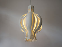 画像をギャラリービューアに読み込む, Verner Panton Onion Pendant lamp ヴェルナーパントン オニオンペンダントランプ デザイナーズ照明 吊り下げ照明 北欧デザイン ランプの点灯イメージ