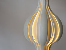 画像をギャラリービューアに読み込む, Verner Panton Onion Pendant lamp ヴェルナーパントン オニオンペンダントランプ デザイナーズ照明 吊り下げ照明 北欧デザイン ランプの点灯イメージ