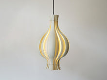 画像をギャラリービューアに読み込む, Verner Panton Onion Pendant lamp ヴェルナーパントン オニオンペンダントランプ デザイナーズ照明 吊り下げ照明 北欧デザイン ランプの点灯イメージ