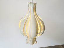 画像をギャラリービューアに読み込む, Verner Panton Onion Pendant lamp ヴェルナーパントン オニオンペンダントランプ デザイナーズ照明 吊り下げ照明 北欧デザイン ランプの点灯イメージ