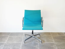 画像をギャラリービューアに読み込む, Charles Eames Ray Eames Aluminium Group Model EA108 Herman Miller チャールズ イームズ レイ イームズ ハーマンミラー アルミニウムグループ モデルEA108 アームチェアの正面 やや上から