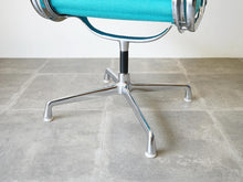 画像をギャラリービューアに読み込む, Charles Eames Ray Eames Aluminium Group Model EA108 Herman Miller チャールズ イームズ レイ イームズ ハーマンミラー アルミニウムグループ モデルEA108 アームチェアの脚 やや上から
