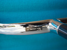 画像をギャラリービューアに読み込む, Charles Eames Ray Eames Aluminium Group Model EA108 Herman Miller チャールズ イームズ レイ イームズ ハーマンミラー アルミニウムグループ モデルEA108 アームチェアの座面したのフレームにHerman Millerのシール