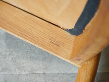 画像をギャラリービューアに読み込む, ヘンリー・ケアヌルフ モデル225 アームチェア 北欧デザインの椅子 Henry Kjærnulf Model 225 Chair 椅子の裏面にメーカー刻印