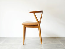 画像をギャラリービューアに読み込む, ヘンリー・ケアヌルフ モデル225 アームチェア 北欧デザインの椅子 Henry Kjærnulf Model 225 Chair 椅子の側面 フレームの曲がりが面白い